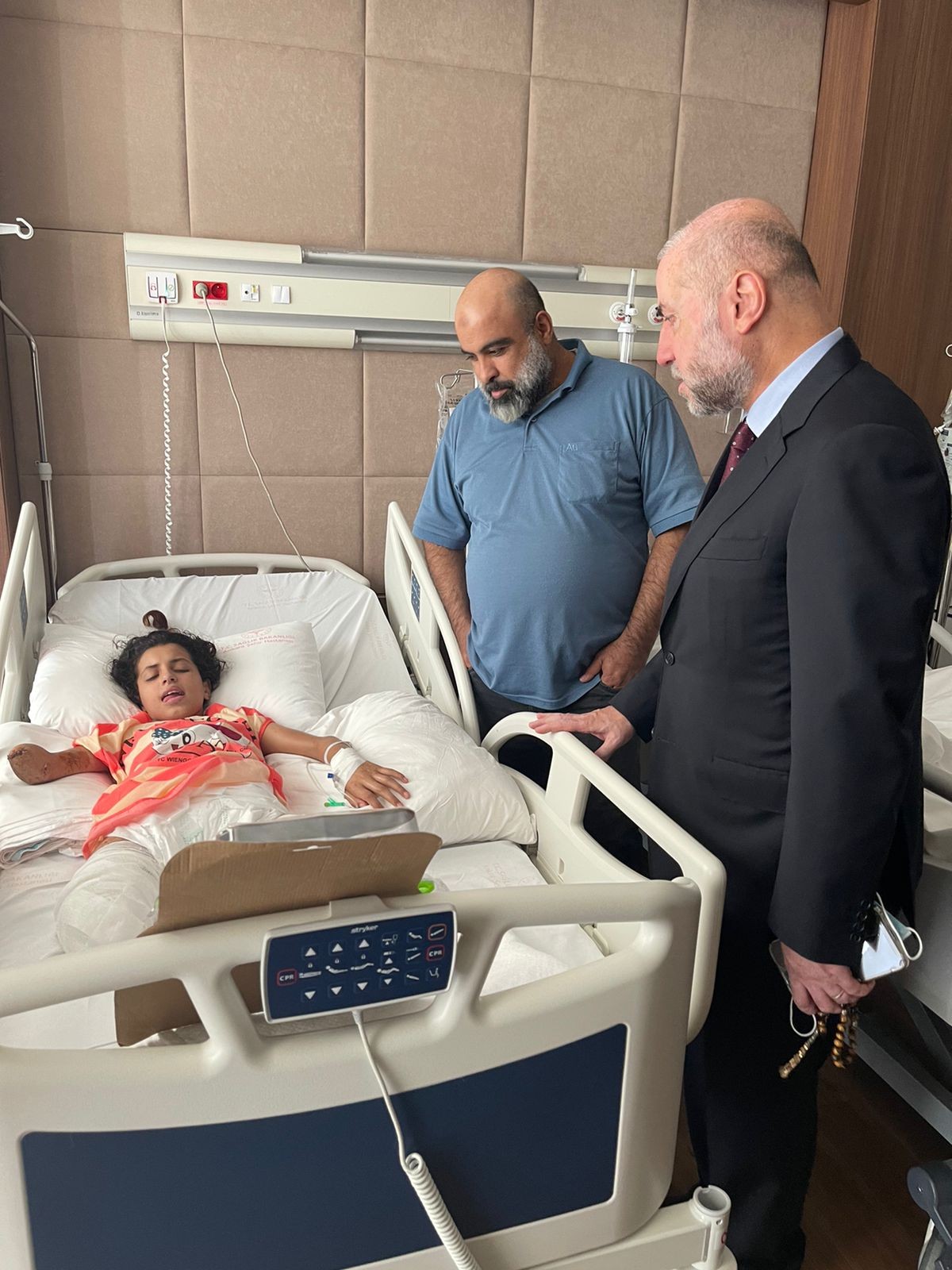 نيابة عن الرئيس .. الهباش يعودالطفلة المصابة رهف سليمان وشقيقها في المستشفى بالعاصمة التركية 2.jpg