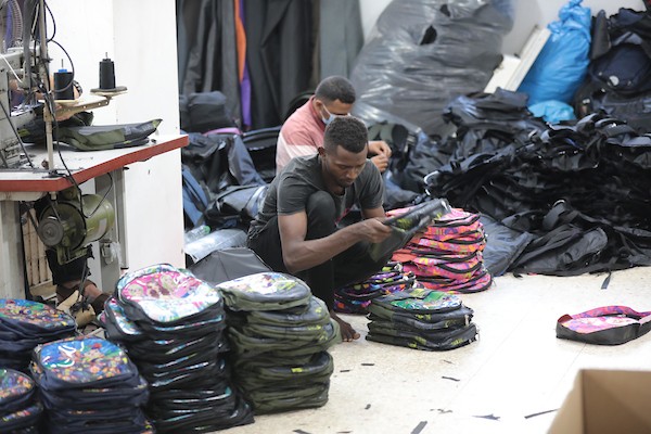 اقتراب العودة إلى المدارس يُنعش مصنع الحقائب في دير البلح 6.jpg