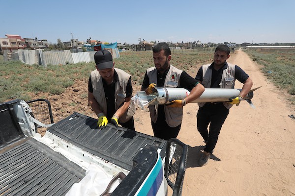 خبراء متفجرات فلسطينيون يعملون على إبطال بقايا الصواريخ الإسرائيلية التي لم تنفجر خلال العدوان الأخير على غزة 24.jpg