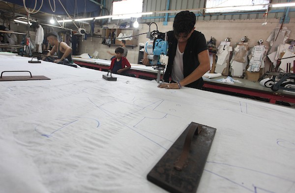 عشرات العاملين في مصنع حسنكو يبدعون بتصميم وخياطة بناطيل الجينز 4.jpg
