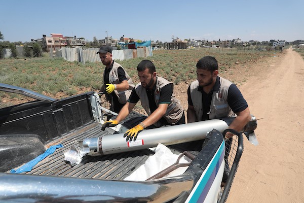 خبراء متفجرات فلسطينيون يعملون على إبطال بقايا الصواريخ الإسرائيلية التي لم تنفجر خلال العدوان الأخير على غزة 27.jpg