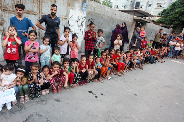 مهرجون فلسطينيون يشاركون في حدث ترفيهي للتفريغ النفسي عن الأطفال في أعقاب انتهاء العدوان الإسرائيلي على غزة 3.jpg