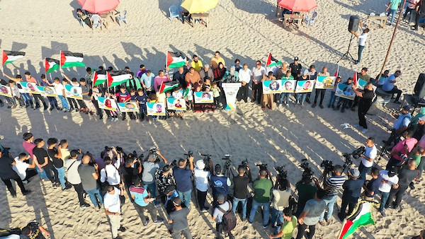 صور جوية لمنحوتة رملية على شاطئ غزة تحمل أسماء الشهداء الأطفال 8.JPG