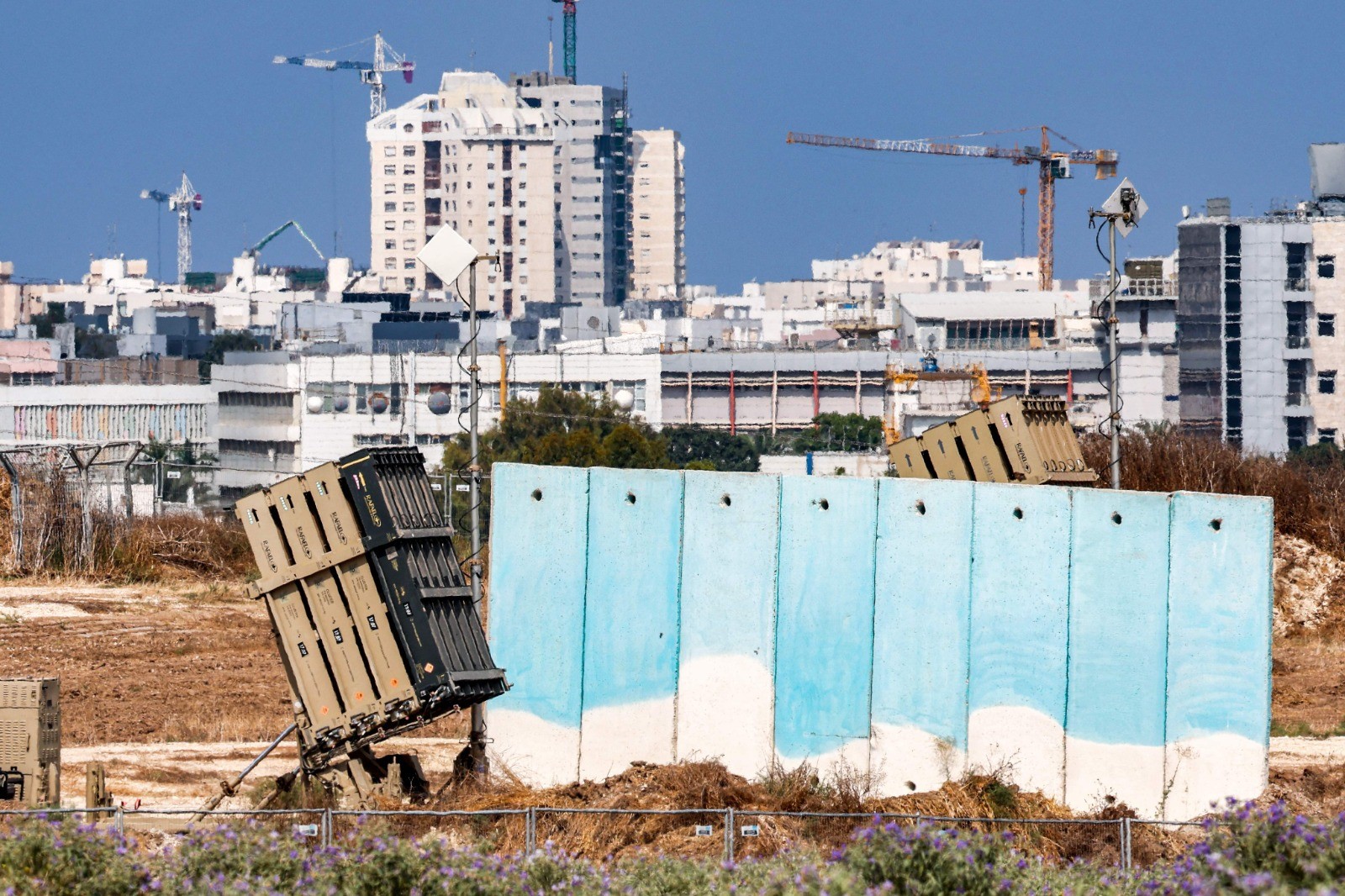الجيش الاسرائيلي ينشر القبة الحديدية في اسدود  .. أ ف ب 2.jpg