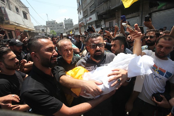 فلسطينيون يشعيون جثامين شهداء عائلة نجم الذين استشهدوا جراء غارة إسرائيلية في مقبرة الفالوجا في جباليا 11.jpg