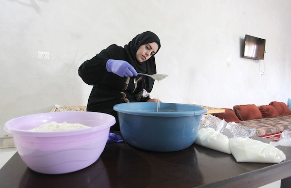 الفلسطينية أبو سعادة تُعيد إحياء صناعة أكلة الكِشك التراثية في خان يونس 7(1).jpg