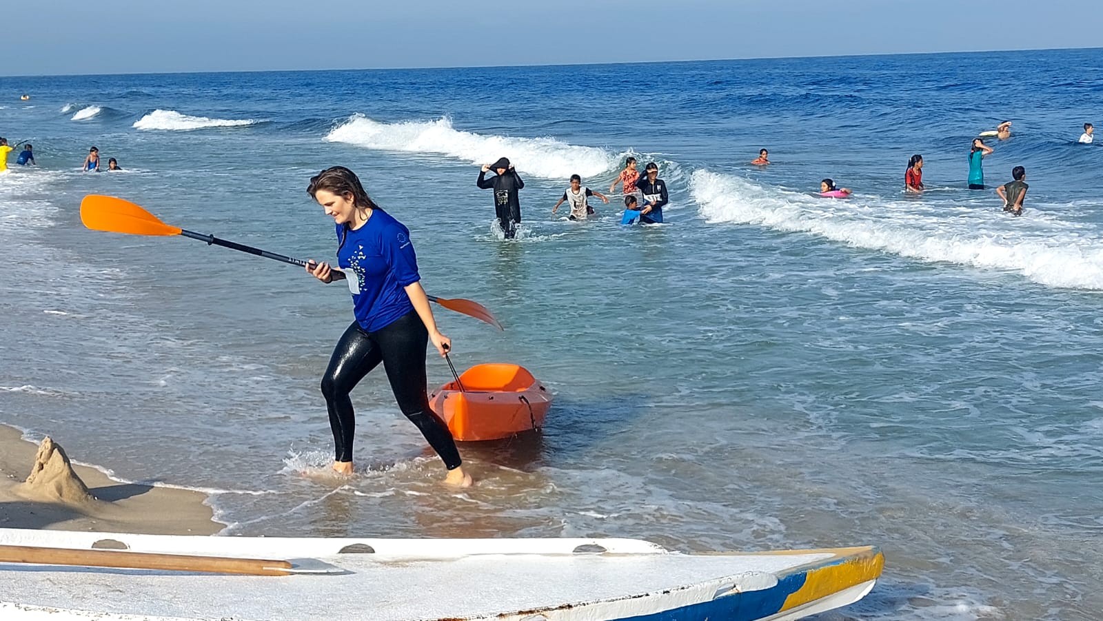 وفد من الاتحاد الأوروبي يمارس رياضة التجديف على شاطئ بحر غزة بدعوة من اتحاد الشراع والتجديف 5.jpg