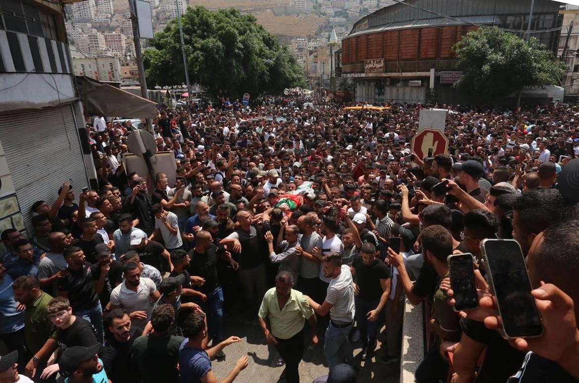 عشرات الآلاف يشيعون جثامين شهداء نابلس الثلاثة في موكب جنائزي مهيب 2.jpg