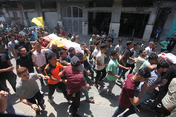 فلسطينيون يشعيون جثامين شهداء عائلة نجم الذين استشهدوا جراء غارة إسرائيلية في مقبرة الفالوجا في جباليا 7.jpg
