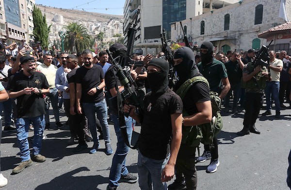 فلسطينيون يشيعون جثمان الشهيد محمد عرايشي الذي استشهد متأثرا بجروحه الخطيرة التي أصيب بها قبل حوالي أسبوعين في نابلس 6.jpg