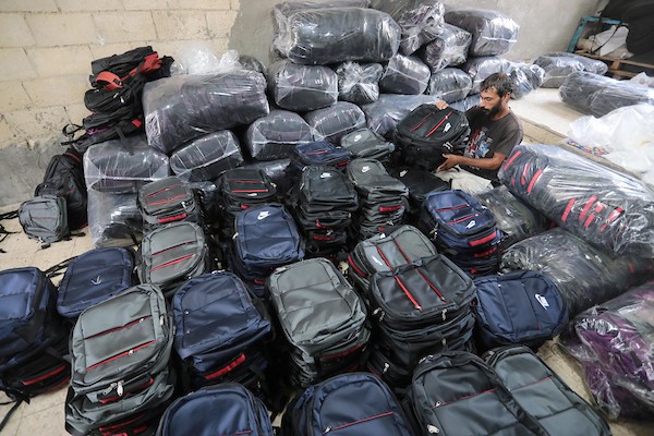 اقتراب العودة إلى المدارس يُنعش مصنع الحقائب في دير البلح 1.jpg