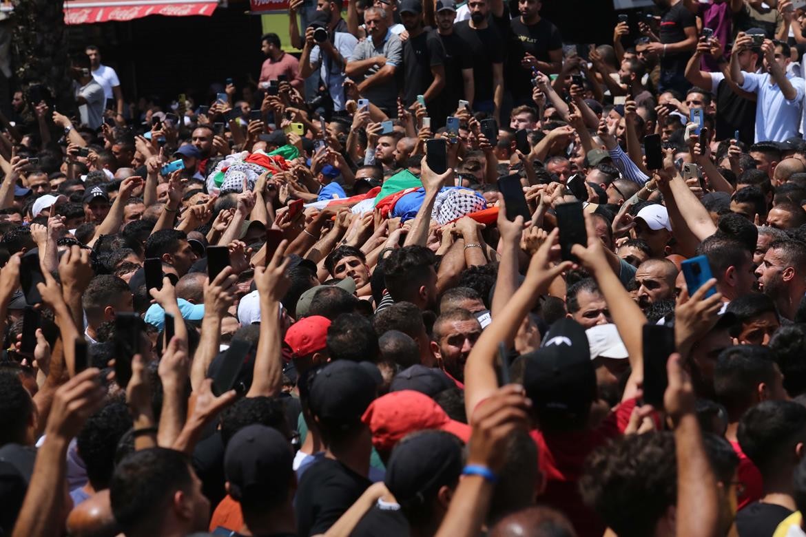 عشرات الآلاف يشيعون جثامين شهداء نابلس الثلاثة في موكب جنائزي مهيب 11.jpg