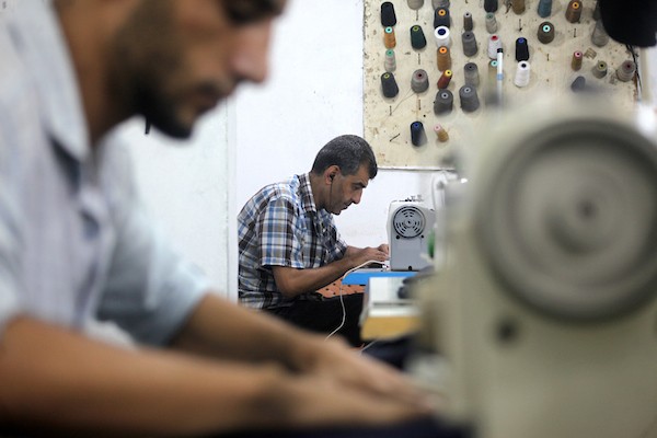 عشرات العاملين في مصنع حسنكو يبدعون بتصميم وخياطة بناطيل الجينز 0.jpg