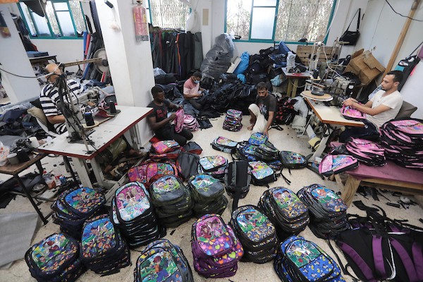 اقتراب العودة إلى المدارس يُنعش مصنع الحقائب في دير البلح 10.jpg
