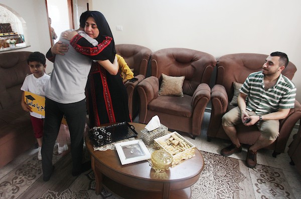 الفلسطينية هبة أبو جهل (46 عاماً) أن تعود للمقاعد الدراسة من جديد، وتحقق طموحها في الحياة بالنجاح في الثانوية العامة 4.jpg
