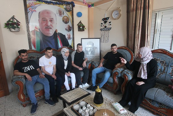 التوائم الأربعة الزعانين يحتفلون بتفوقهم في الثانوية العامة في بيت حانون شمال قطاع غزة 3.jpg