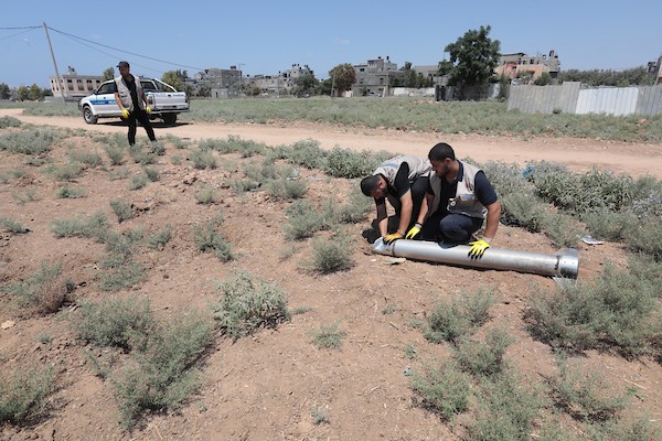 خبراء متفجرات فلسطينيون يعملون على إبطال بقايا الصواريخ الإسرائيلية التي لم تنفجر خلال العدوان الأخير على غزة 3.jpg