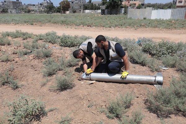 خبراء متفجرات فلسطينيون يعملون على إبطال بقايا الصواريخ الإسرائيلية التي لم تنفجر خلال العدوان الأخير على غزة.jpg