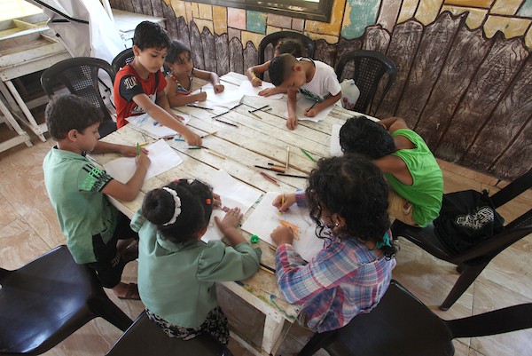 أطفال يمارسون أنشطة التفريغ النفسي في مدينة غزة 9.jpg