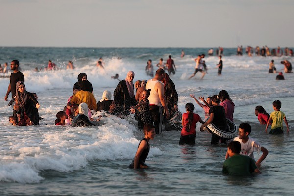 فلسطينيون يستمتعون بأوقاتهم على شاطئ بحر دير البلح في الجمعة الأولى بعد إعلان وقف إطلاق النار 4.jpg