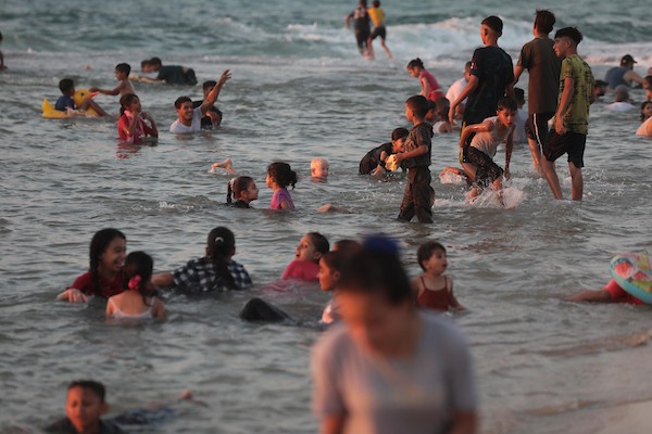فلسطينيون يستمتعون بأوقاتهم على شاطئ بحر دير البلح في الجمعة الأولى بعد إعلان وقف إطلاق النار 17(2).jpg