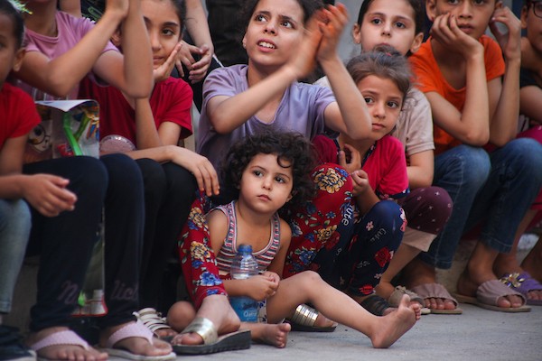 مهرجون فلسطينيون يشاركون في حدث ترفيهي للتفريغ النفسي عن الأطفال في أعقاب انتهاء العدوان الإسرائيلي على غزة 19.jpg