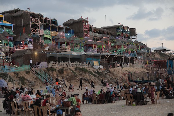 فلسطينيون يستمتعون بأوقاتهم على شاطئ بحر دير البلح في الجمعة الأولى بعد إعلان وقف إطلاق النار 17(1).jpg