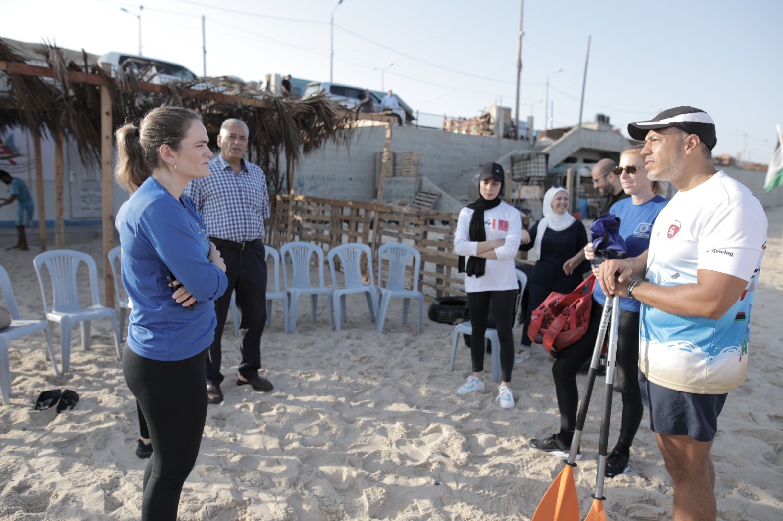 وفد من الاتحاد الأوروبي يمارس رياضة التجديف على شاطئ بحر غزة بدعوة من اتحاد الشراع والتجديف 9.jpg