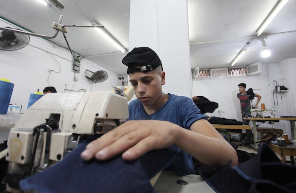 عشرات العاملين في مصنع حسنكو يبدعون بتصميم وخياطة بناطيل الجينز 9.jpg