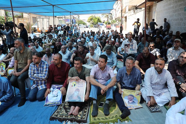 صلاة الجمعة أمام مقر الصليب الأحمر في غزة تضامنا مع الأسرى الفلسطينيين في السجون الإسرائيلية 11.jpg