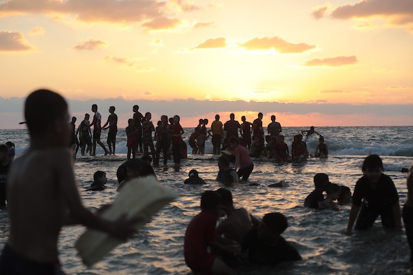 فلسطينيون يستمتعون بأوقاتهم على شاطئ بحر دير البلح في الجمعة الأولى بعد إعلان وقف إطلاق النار 15(1).jpg