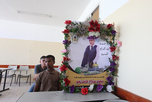 الصفوف الدراسية في مدرسة أبو عبيدة بن الجراح الثانوية تتزين بصور طلابها الشهداء 4.jpg