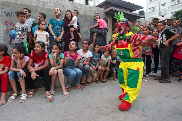 مهرجون فلسطينيون يشاركون في حدث ترفيهي للتفريغ النفسي عن الأطفال في أعقاب انتهاء العدوان الإسرائيلي على غزة 8.jpg