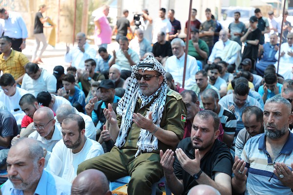 صلاة الجمعة أمام مقر الصليب الأحمر في غزة تضامنا مع الأسرى الفلسطينيين في السجون الإسرائيلية.jpg
