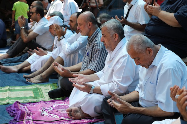 صلاة الجمعة أمام مقر الصليب الأحمر في غزة تضامنا مع الأسرى الفلسطينيين في السجون الإسرائيلية 16.jpg