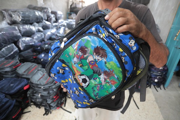 اقتراب العودة إلى المدارس يُنعش مصنع الحقائب في دير البلح 12.jpg