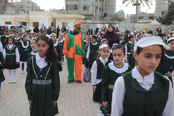 مهرجون فلسطينيون يشاركون في فعاليات التفريغ النفسي للطلبة خلال اليوم الأول من العام الدراسي الجديد في مدينة خان يونس جنوب قطاع غزة 11.jpg
