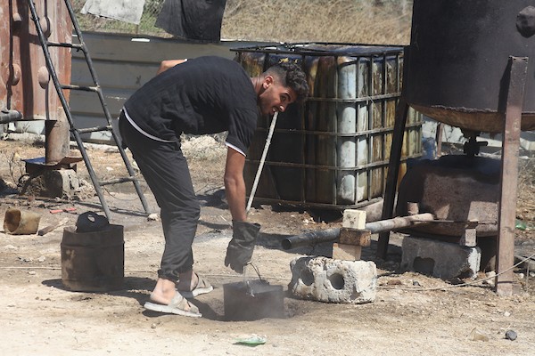 إنتاج الوقود من البلاستيك.. مشروع شبابي يُحارب البطالة في قطاع غزة 4.jpg