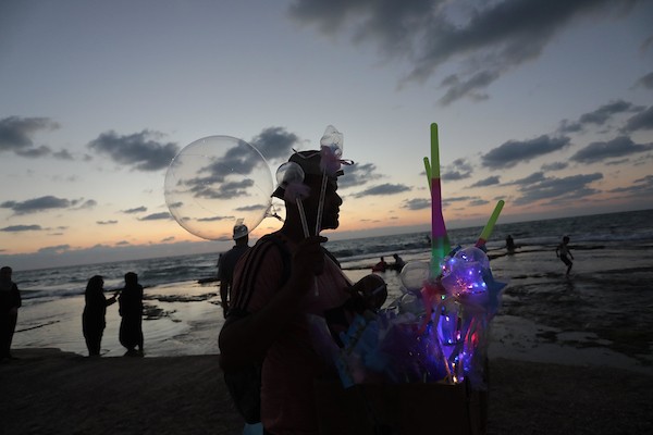 فلسطينيون يستمتعون بأوقاتهم على شاطئ بحر دير البلح في الجمعة الأولى بعد إعلان وقف إطلاق النار 19(2).jpg