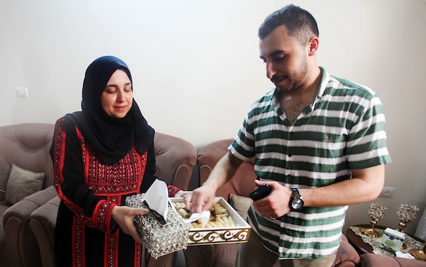 الفلسطينية هبة أبو جهل (46 عاماً) أن تعود للمقاعد الدراسة من جديد، وتحقق طموحها في الحياة بالنجاح في الثانوية العامة 2.jpg