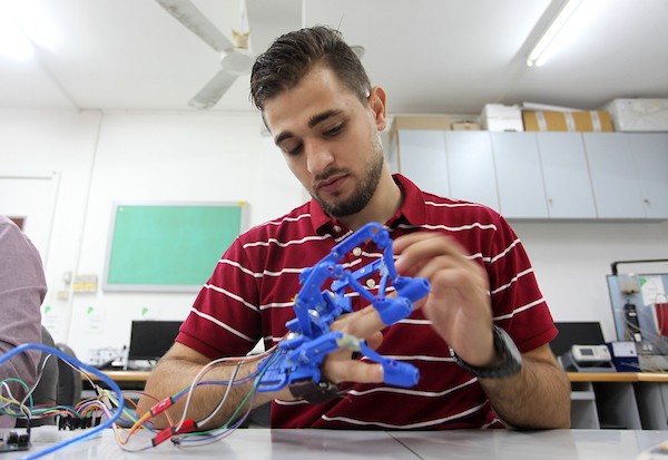 مهندسون يبتكرون ذراعاً آلية لمساعدة الأشخاص ذوي الاحتياجات الخاصة 4.jpg