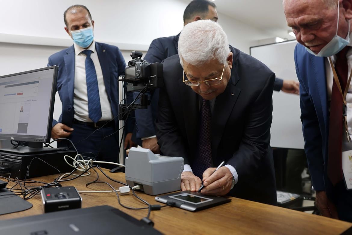الرئيس محمود عباس اثناء افتتاح قسم الجوازات البروميترك في وزارة الداخلية.jpg
