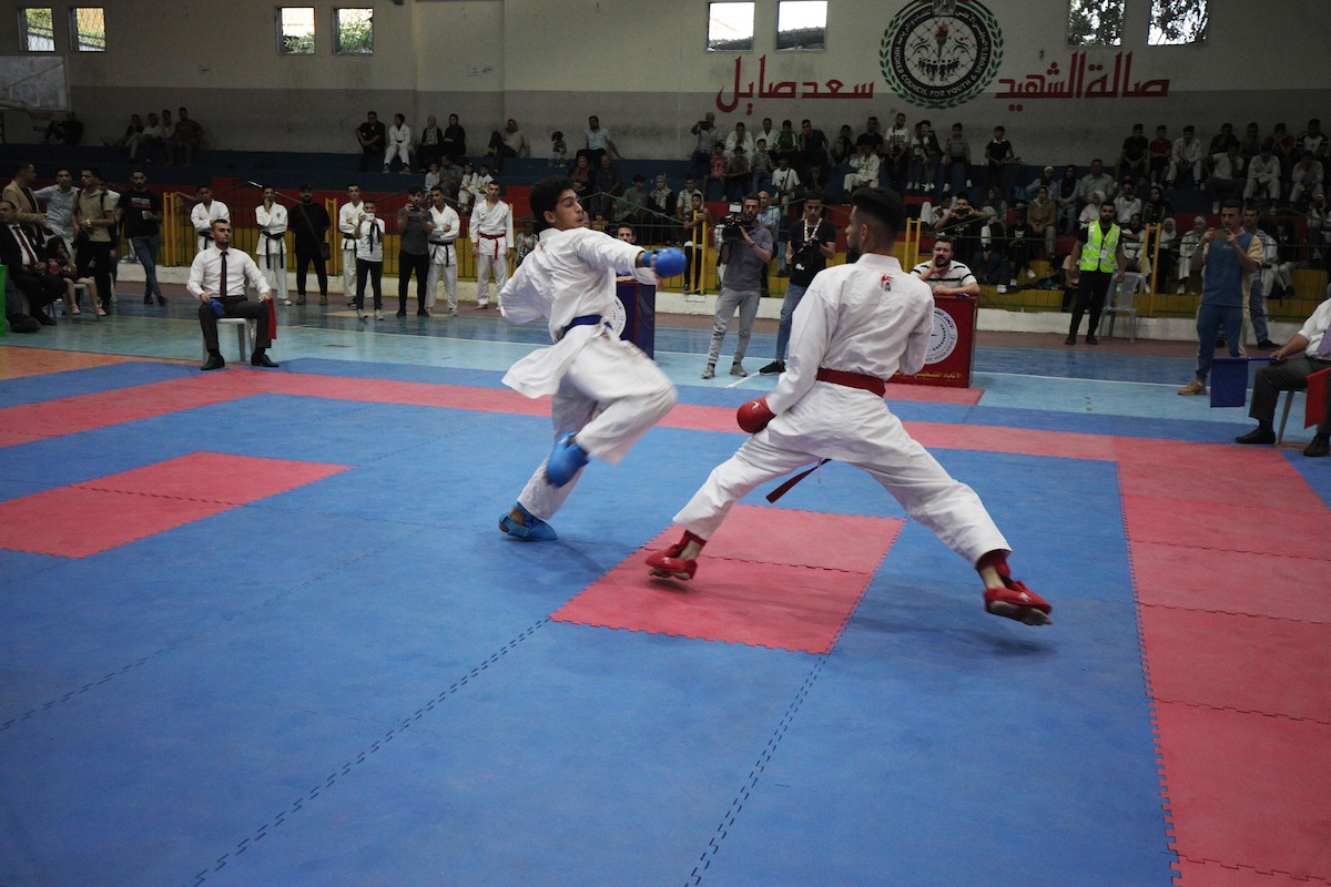 لاعبون يتنافسون خلال البطولة النهائية للكاراتيه في مدينة غزة 8.jpg