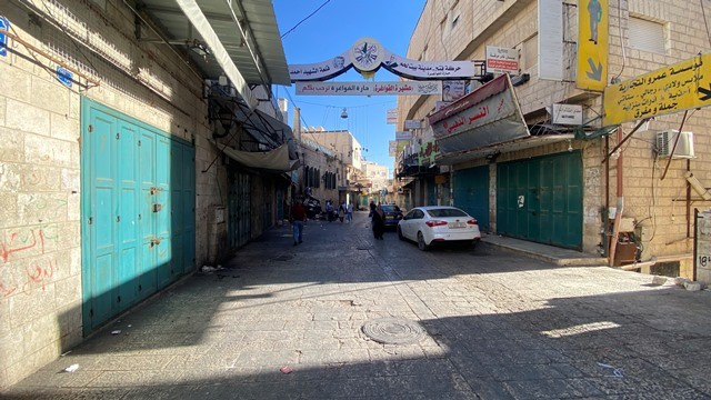 اغلاق المحال التجارية في مدينة بيت لحم حدادا على ارواح الشهداء في جنين 24.jpg