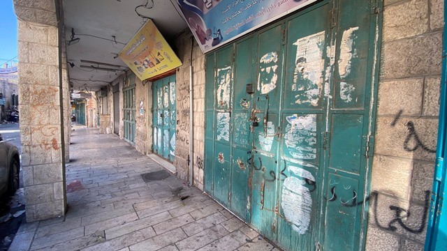 اغلاق المحال التجارية في مدينة بيت لحم حدادا على ارواح الشهداء في جنين 4.jpg