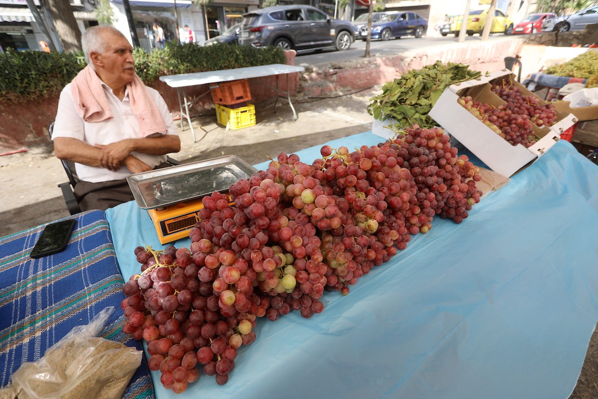 بائعون فلسطينيون يبيعون العنب في سوق للعنب في مدينة رام الله بالضفة الغربية 43.jpg