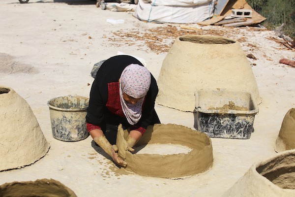 استغلت الفلسطينية آمنة صلاح سطح منزلها لتصنع أفران الطين القديمة بشكل تقليدي، استعداداً لبيعها بالأسواق المحلية في بيت لحم. 4.jpg