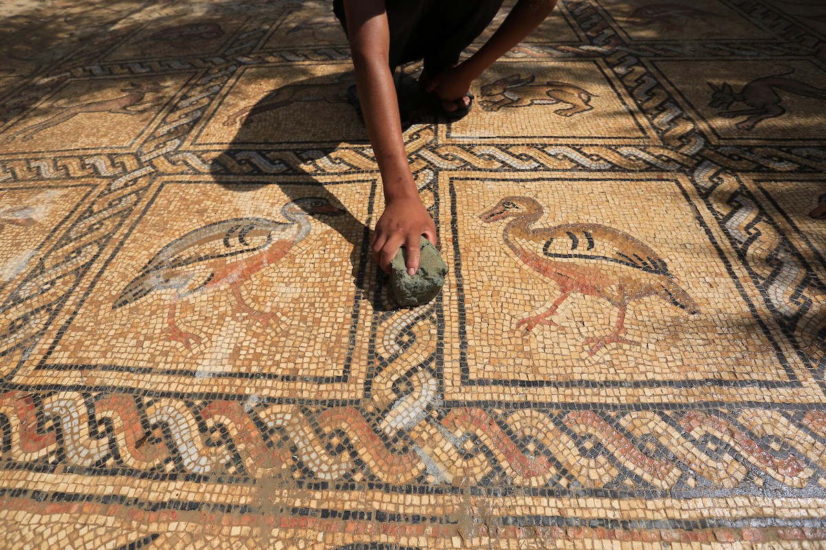 فلسطينيون ينظفون حول أرضية فسيسفاء من العهد البيزنطي اكتشفها مزارع فلسطيني في أرضه في مدينة البريج وسط قطاع غزة 888.jpg