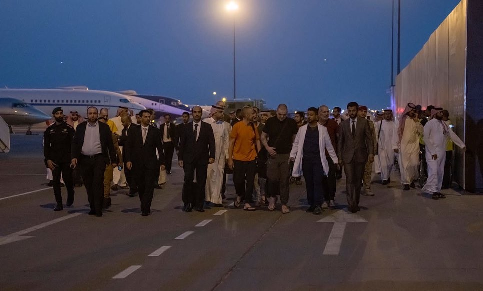 صورة نشرتها وكالة الأنباء السعودية تظهر أسرى حرب مفرج عنهم لدى وصولهم مطار الرياض في 21 أيلول/سبتمبر