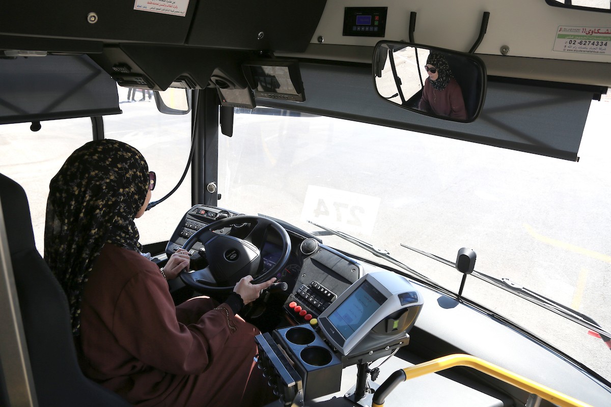الفلسطينية سامية أبو علقم (50 عاماً) تمارس شغفها في قيادة الحافلات 6.jpg